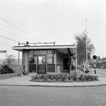 150596 Gezicht op de toegang van het (verbouwde) plaatskaartenkantoor van het N.S.-station Rheden te Rheden.